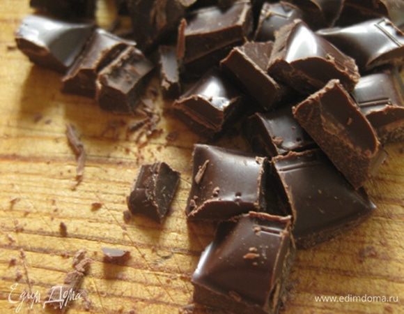 Если Вы хотите супер нежный пирог, как суфле, то снимите кожуру с груш и нарежьте максимально тонко. Я кожуру не снимала и резала средними кусочками, мне нравится ощущать кусочки фруктов в пирогах.Шоколад порубить не сильно мелкими кусочками.