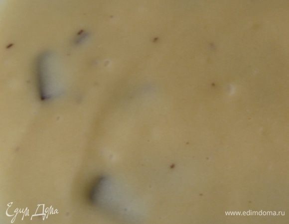 Масло растопить и остудить, добавить к яичной смеси и аккуратно перемешать движениями снизу-вверх. После этого добавьте половину мучной смеси и хорошо размешайте, затем половину молока и оставшуюся муку и снова молоко. Добавить шоколад и ванильный экстракт если используете его.