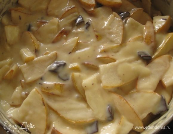 Далее добавляем в тесто нарезанные груши и очень хорошо перемешиваем, так чтобы все кусочки груш были в тесте. Соотношение груши - тесто, около 2:1, за счет этого пирог и получается таким нежным! Форму смазываем маслом и присыпаем мукой, выкладываем наше тесто и в духовку. У меня была форма 20 см в диаметре и мне понадобилось 1 час 10 минут для выпечки. Если у вас форма меньшего диаметра может больше времени уйти и наоборот, после часа поглядывайте. 