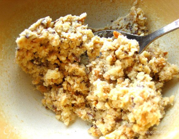 Перемешиваем. Масса должна быть очень густой! Если слишком мягко,то добавить немного крошки из печенья.