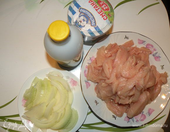 Лук нарежьте полукольцами. Куриную грудку — тонкими полосками, как на бефстроганов. Разогрейте масло в казане.