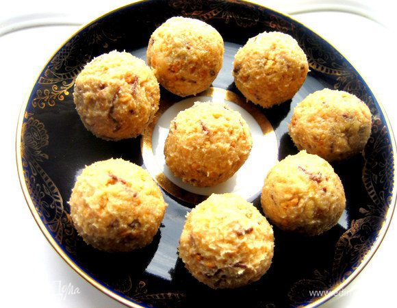 Берём ложкой массу с грецкий орех и катаем в руках шарики. Заготовки готовы!