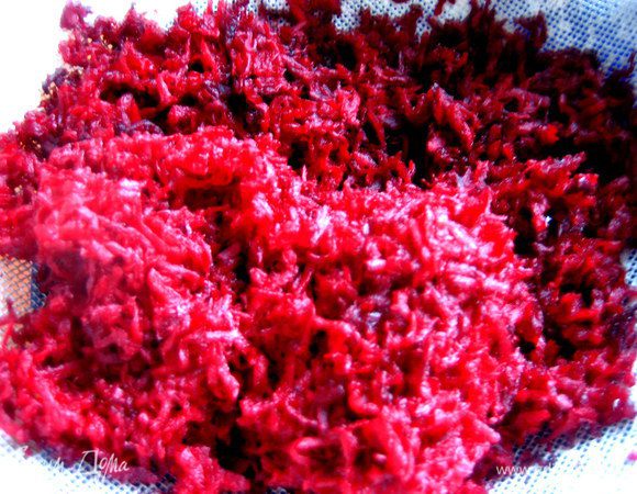 Для украшения небольшую свеклу (у меня сырая!) натереть на мелкой тёрке и отжать через сито или марлю сок.Если свекла сухая,добавить немного воды. Отжимки не выбрасываем,а тратим в борщ или,как я,заправила сметаной,присолила,добавила белки из Цезаря (предыдущий рецепт!) и слопала салат-щётку)))