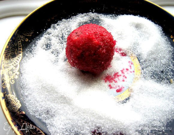 Вынимаем и катаем в сахаре.