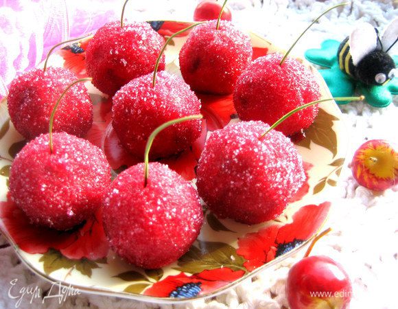 Ставим в холодильник,чтобы масло застыло и схватило наши "вишенки".