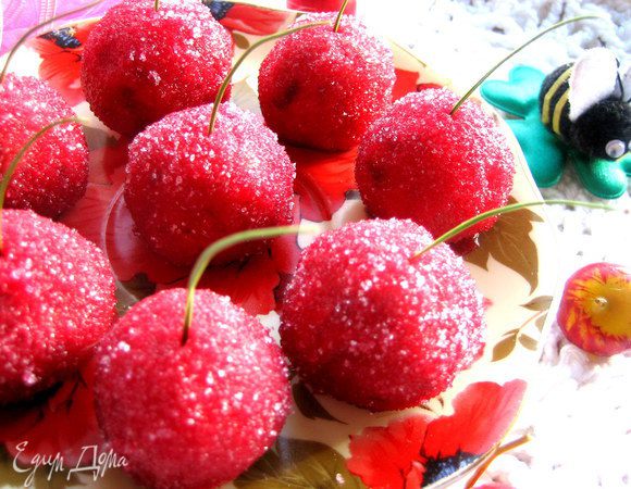 Когда я заглянула позже в холодильник...,там оставалось только две вишенки))) Ну ничего...,сок и печенье с орешками есть,приготовлю ещё!