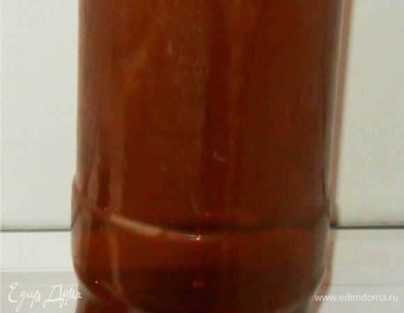 У пластиковой бутылки отрезать горлышко.