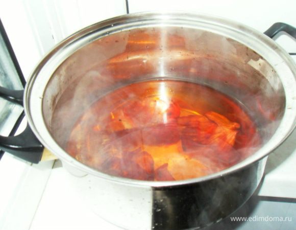 Почистить рыбу от внутренностей, удалить голову и хвост.

 Вскипятить 1 лить воды, добавить в него 3 столовые ложки соли, 2 столовые ложки сахара, горсть луковой шелухи и кипятить 5 минут. 

Рассол остудить, добавить 100 мл жидкого дыма.
Жидкий дым можно не добавлить вообще или варьировать его количество по вкусу.
