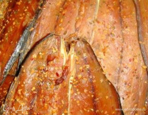 Для приготовления киперса из готовой скумбрии достаточно смазать разделанную тушку растительным маслом, тертым чесноком, крупно молотым красным и черным перцем. Посыпать молотыми специями - кориандр, имбирь, кумин.