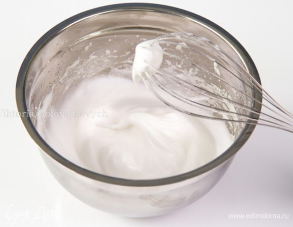 Рулет. Нагрейте духовку до 180°С. Смажьте жиром противень размером 39x27 см. Положите на дно с вощеную бумагу и смажьте ее жиром. В большой миске электрическим миксером на высокой скорости взбейте яичные белки до мягких пиков. Постепенно добавляйте 50 г сахарного песка, по 1 ст. л. за один раз. Взбивать до мягких пиков.