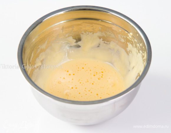 В большой миске электрическим миксером на большой скорости взбейте яичные желтки, оставшиеся 50 г сахара и ванильную эссенцию. Затем вмешать муку. Смесь должна стать густой, лимонного цвета.