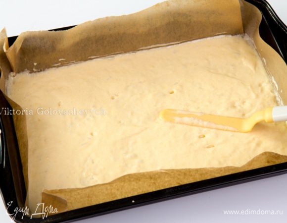 Вылейте смесь в форму и разровняйте.