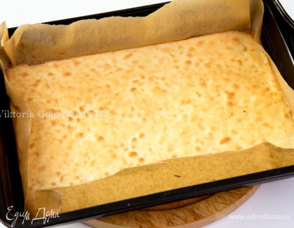 Пеките 10–15 минут. Тесто должно чуть-чуть золотиться. Аккуратно снимите бумагу. Начиная с длинной стороны коржа, скатайте их вместе с полотенцем. Положите швом вниз на решетку, полностью охладите.