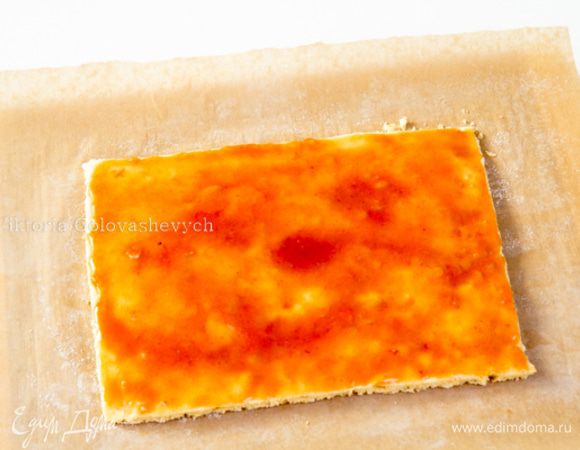 Смажьте рулет малиновым джемом.