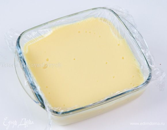 Заварной крем. Налейте в кастрюлю с толстым дном молоко и сливки, добавьте семена ванили и нагрейте. Взбейте в миске желтки, сахар и крахмал. Когда сливочная смесь начнет закипать, снимите ее с огня и понемногу влейте в яичную смесь все время взбивая. Процедите через мелкое сито обратно в кастрюлю и поставьте на небольшой огонь, продолжая взбивать, пока крем не загустеет. Дайте остыть, переложив в емкость и накрыв пищевой пленкой.