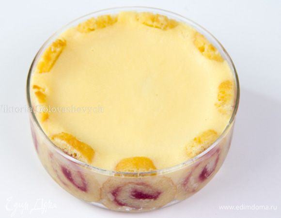 На них — крем. Накройте пленкой и поставьте в холодильник минимум на 2 часа, а лучше на ночь.