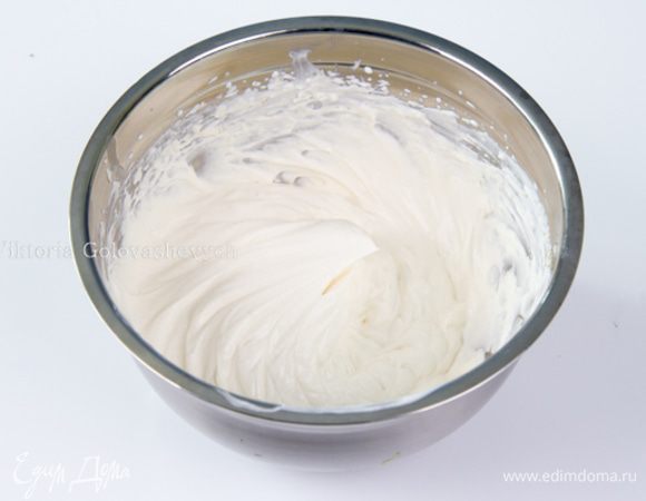 Верхний слой. Смешайте сметану с сахаром «мусковадо» (я сметану предварительно взбила до пышности), добавьте семена ванили и перемешайте до однородности. Выложите сметану поверх трайфла, снова поставьте в холодильник.