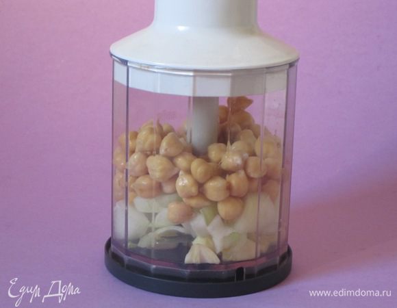 Нут вместе с луком и чесноком выложить в блендер.