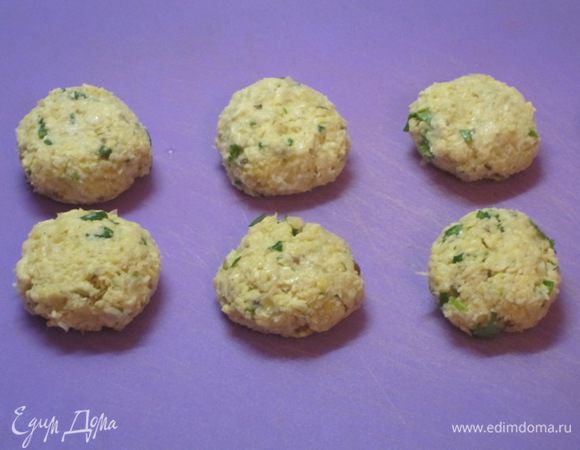 Из получившейся массы мокрыми руками слепить фрикадельки размером с грецкий орех и чуть приплюснуть.