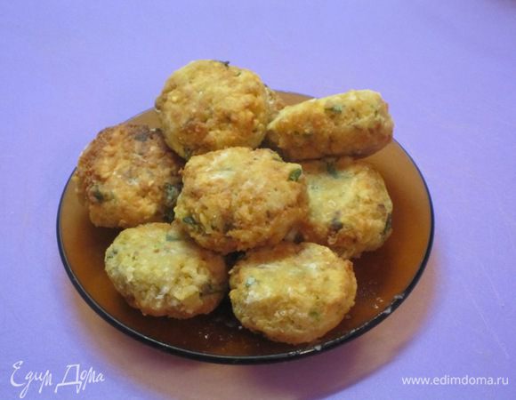Обвалять их в оставшейся муке и обжаривать порциями во фритюре золотистой корочки с каждой стороны. Обсушить на бумажном полотенце.