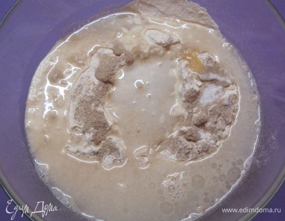 Для питы просеять муку, добавить сухие дрожжи, растительное масло. Влить воду с растворенной солью.