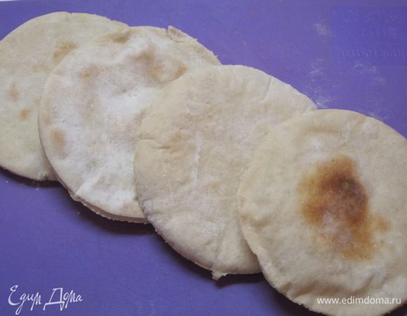 Выпекать в духовке при 230-240 С на нижней полке. Как только лепешка надуется, как шар, сразу доставать. Выпечка займет 5-7 минут.