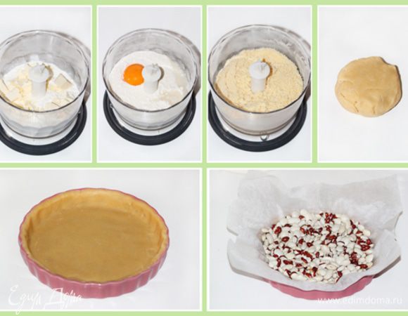 Рубленое тесто: просеять муку, соль, сахар в миску или чашу блендера.
Холодное масло порезать небольшими кубиками.
Масло с мукой перетереть в крошку руками или с помощью блендера (кухонного комбайна). Добавить ледяную воду и желток.
Все смешать, собрать тесто в шар, накрыть пленкой и убрать в холодильник минимум на полчаса.
Охлажденное тесто очень тонко (3-4 мм) раскатать между двумя листами пергамента. Переложить тесто в форму и аккуратно убрать лишнее тесто по краям формы.
Сверху на тесто положить пергамент и груз. Выпекать основу в предварительно разогретой духовке до 180 градусов 15 минут.