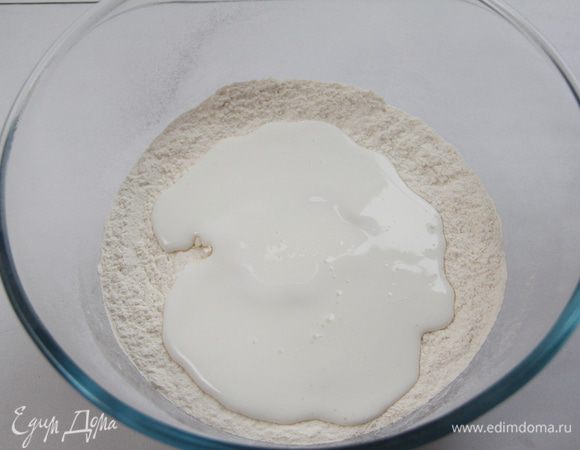 Полкило муки соединить со 150 мл кефира и 50 мл воды, замесить тесто. 