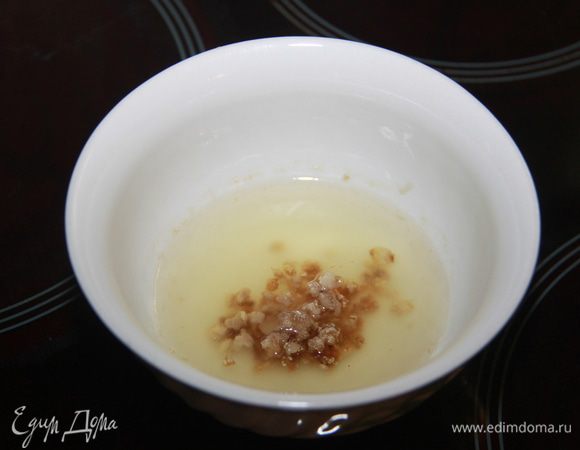 Порезать сало мелко-мелко, растопить в микроволновке. Шкварки вынуть, можно процедить.