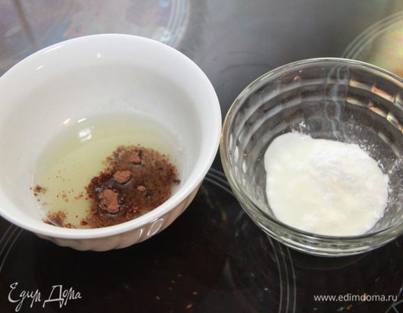 Специи и сода, гашёная в 2-х ст.л. кефира.