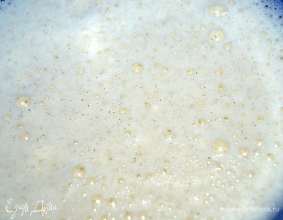 В другой миске взбить  яйца с ванилью. Затем соединить первую и  вторую миски. Перемешать все ингредиенты до образования теста.