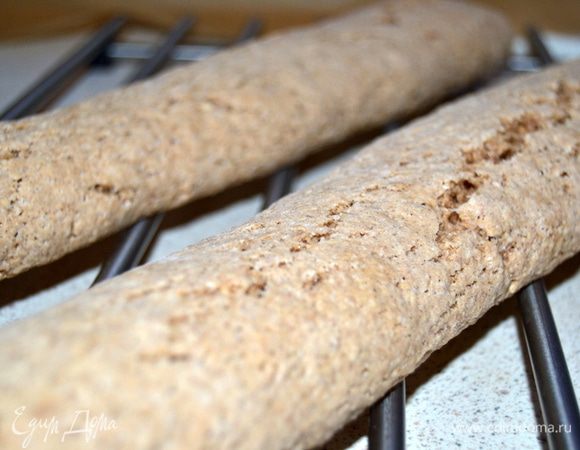 Выпекать около 25-30 минут или до тех пор, пока тесто не поднимется и не станет в два раза больше первоначального размера. Заготовки для печенья можно считать приготовленными, когда верхняя корочка будет твердой. Противень с готовыми поленами вытащить из духовки и дать им остыть.
