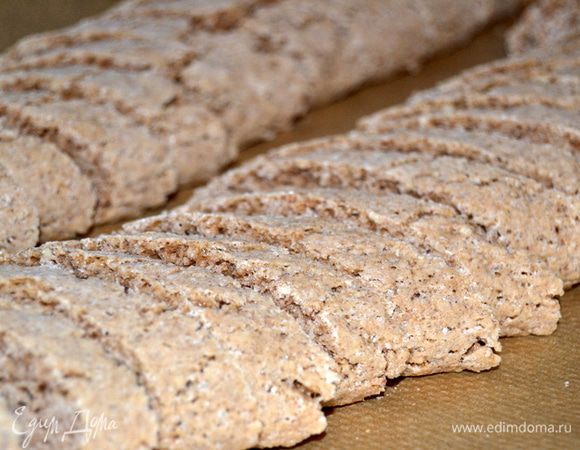  Возьмите остывшую заготовку и порежьте по диагонали на ломтики толщиной 8 мм. Переложить нарезанные кантучини обратно на противень,на расстоянии между ними. Выпекаем второй раз еще 15-20 минут до "деревянного состояния" Выньте их и дайте остыть на противне.