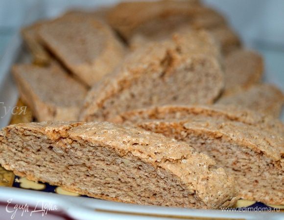 Храните печенья между листами пергамента или вощенной бумаги в тонком пластиковом контейнере с хорошо закрывающейся крышкой.