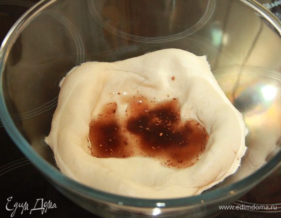 Достать тесто после недельного томления, добавить специи