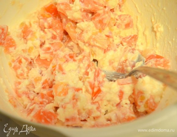 Творог смешать с помидорами
