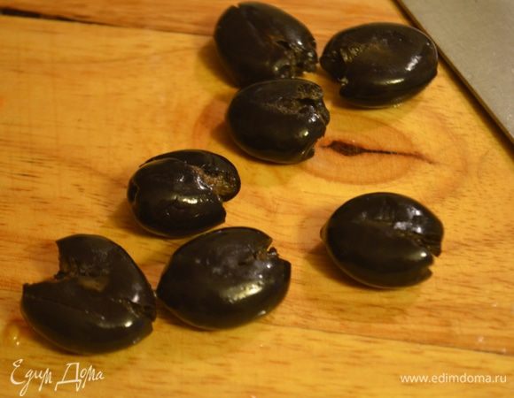 Маслины раздавить, вытащить косточки и мелко нарезать.
