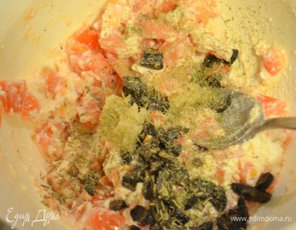 В творожную массу добавляем оливки, выдавливаем чеснок и приправляем. 
