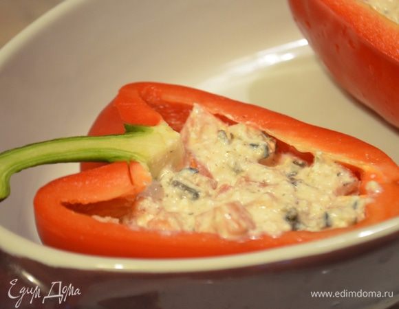 Выкладываем 1/2 часть творога в перцы
