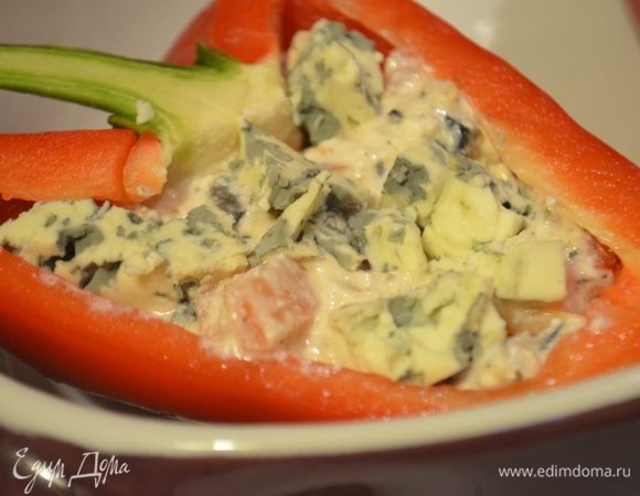 На начинку крошим сыр с плесенью
