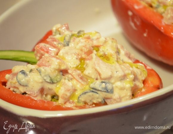 Далее выкладываем оставшуюся начинку, поливаем маслом и отправляем в духовку. 
