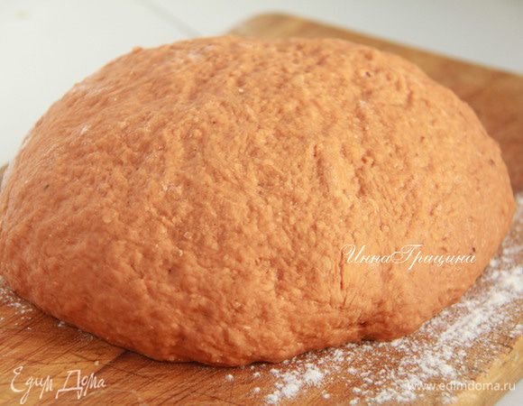 Стол присыпать 100 г муки с разрыхлителем, выложить жидкое тесто и начинать вымешивать. Работать с тестом минут 7. Получится такое рыжее тесто! Оно не слишком крутое, но это и не требуется по рецепту. Итак, готовое тесто кладём в пакет в холодильник на неделю!!! Пусть хорошенько вызреет!