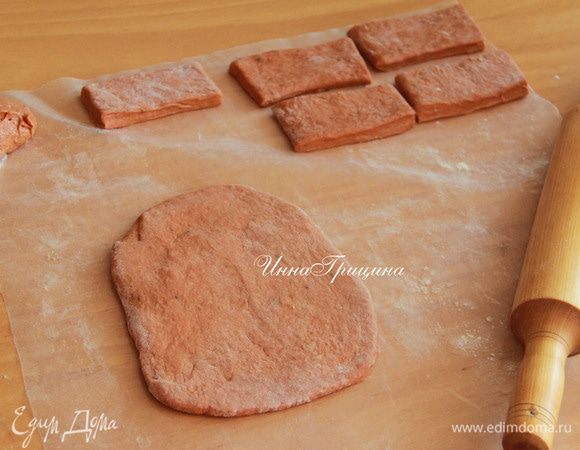 Итак, через две недели тесто готово! Оно такое мягкое, живое, будто в него добавили дрожжи. Тесто раскатать на присыпанном мукою столе в пласт толщиной с мизинец. Нарезать в виде прямоугольников (размеры я писала) или с помощью фигурных формочек.