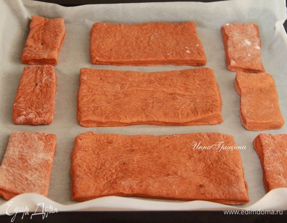 Выложить заготовки на пекарскую бумагу на противень, выпекать при 160-180*С до готовности. Готовность зависит от размера и толщины вашего пряника. Маленькие пряники испеклись за 12 минут. Пряники остудить на решётке.