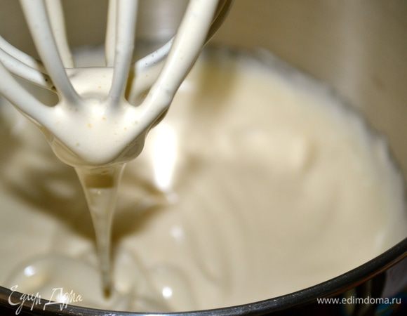 Духовку включить разогреваться 180 С. В чаше кухонного комбайна (в большой миске) взбить вместе 2 яйца, желтки со 100 г сахара и щепоткой соли. Взбивать примерно 10 минут, до получения светлой воздушной массы. 