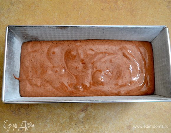 Форму для кекса размером 10х20 см смазать маслом и присыпать оставшейся мукой. Переложить аккуратно тесто в форму и выпекать при 180 С около 25 минут. 