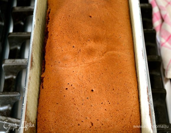 Готовность бисквита проверить деревянной шпажкой. Готовый бисквит достать из духовки и дать постоять 10 мин. Затем переложить его на решетку и позволить полностью остыть.  