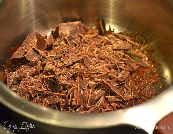 Оставшиеся 4 яйца разделить на белки и желтки. Шоколад порубить на мелкие кусочки и поставить на водяную баню плавиться. Затем снять с бани и дать остыть.