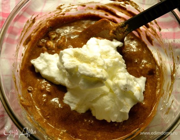 Отдельно взбить белки с оставшимся сахаром (20 г) до устойчивых пиков. Постепенно ввести белковую массу в шоколадную, осторожно перемешивая...