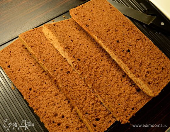 Бисквит разрезать на 4 части. Он получается необыкновенно нежным!   